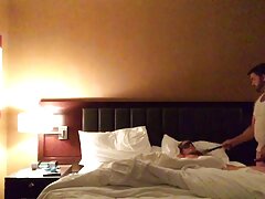 Megkínzott színésznő Paris Hilton meztelenül feküdt az ágyon a szállodában, és egy szerető az ő fia anya sex kívánsága, amely rejtve van.