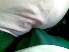 Egy Harisnyás nő izgatottan anya fia szekx tépte fel a seggét az erős kezével, amely orgazmusba hozta az ágyban.