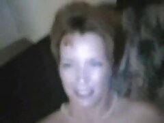 Egy gyönyörű nő, a súlya az indiánok anya es fia sex a gumi előtt a webkamera a hálószobában. A barna hajú lány, sikíts és érj el egy erős orgazmust.
